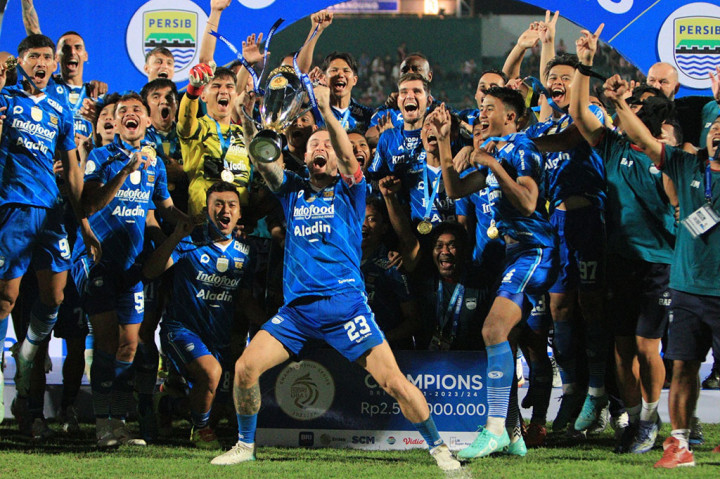 Para pemain Persib Bandung meluapkan kegembiraan mereka usai menyudahi penantian 10 tahun untuk menjuarai Liga 1 Indonesia, dengan mengalahkan Madura United 3-1 pada leg kedua final Championship Series di Stadion Gelora Bangkalan, Bangkalan, Jumat, 31 Mei 2024. 