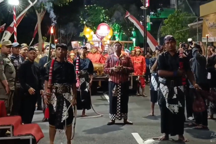Dalam menyambut Hari Lahir Pancasila yang diperingati setiap 1 Juni, Pemerintah Kota Blitar, Jawa Timur menggelar ritual kirab bedol pusaka.