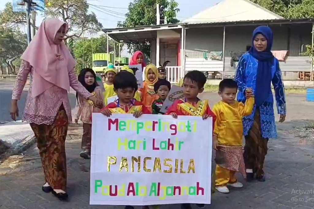 Memperingati Hari Pancasila, siswa sebuah taman kanak-kanak di Kabupaten Sidoarjo mengikuti pawai dengan mengenakan aneka pakaian adat nusantara. Kegiatan ini dilakukan dengan harapan agar anak-anak bisa mengenal nilai-nilai Pancasila sejak dini.