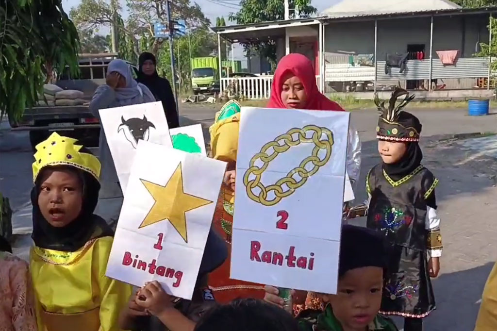 Kegiatan pawai ini dilakukan siswa dan guru sebuah sekolah taman kanak-kanak di Kecamatan Tulangan, Kabupaten Sidoarjo untuk memperingati Hari Pancasila setiap tanggal 1 Juni.