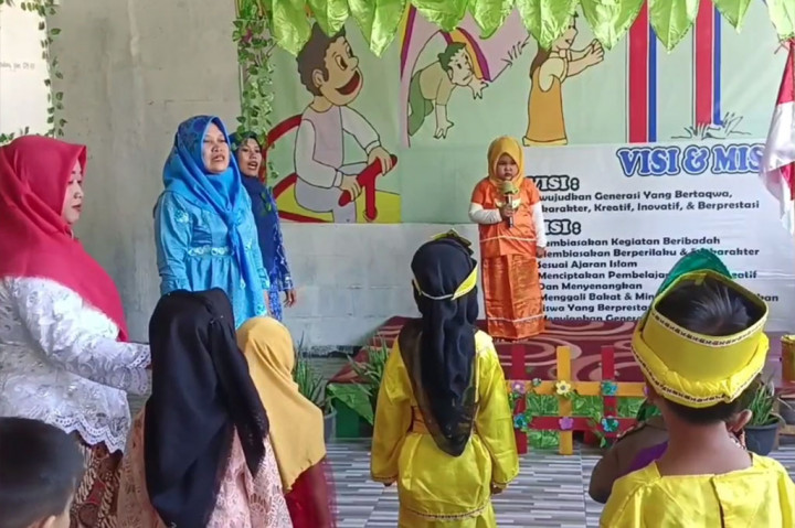 Anak-anak ini pawai mengenakan aneka baju adat nusantara dan profesi. Baju adat ini menggambarkan kekayaan budaya, dari berbagai suku di tanah air.