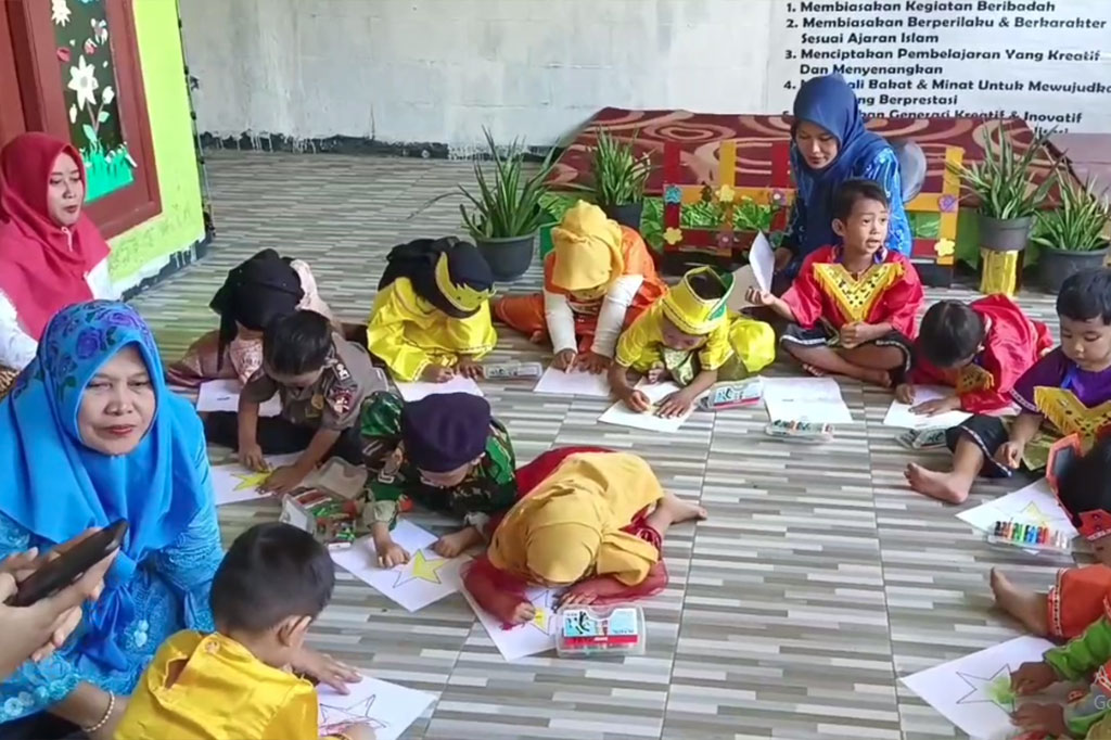 Setelah pawai, anak-anak juga mengikuti upacara bendera. Mereka kemudian juga mengikuti mewarnai butir-butir Pancasila serta senam Pancasila.