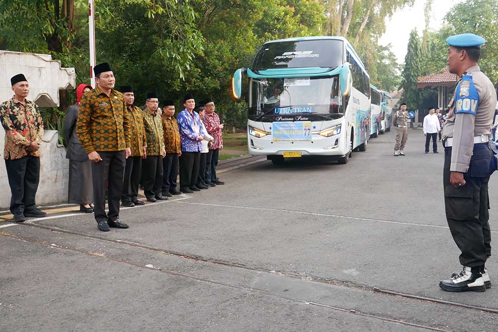 Keberangkatan para CJH kloter 77 itu dilepas langsung oleh Plt Bupati Sidoarjo Subandi. Pada kesempatan itu Subandi meminta para CJH memanfaatkan sebaik-baiknya kesempatan bisa menunaikan ibadah haji di Tanah Suci.