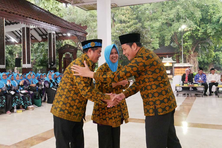 Sebanyak 366 calon jemaah haji (CJH) asal Sidoarjo yang tergabung dalam kloter 77 diberangkatkan dari Pendopo Delta Wibawa menuju Asrama Haji Sukolilo Surabaya, Sabtu, 1 Juni 2024.