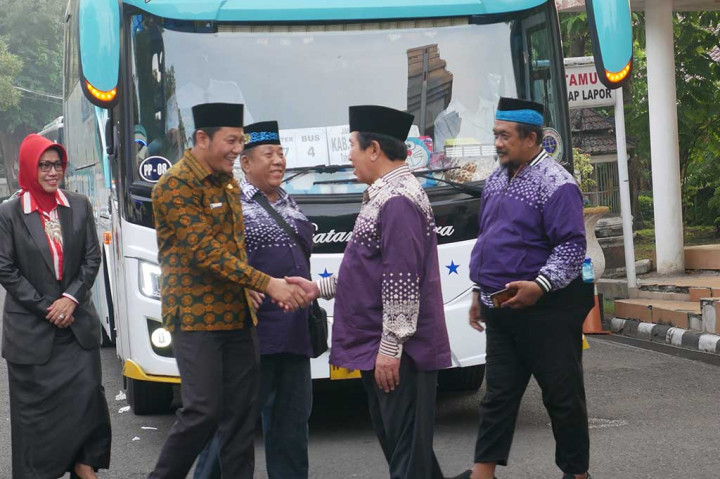 Subandi juga meminta CJH dari Sidoarjo menjaga sikap dan tutur kata selama beribadah. Dia juga meminta mereka selalu menjaga kekompakan dan tetap bersama dengan kelompoknya.