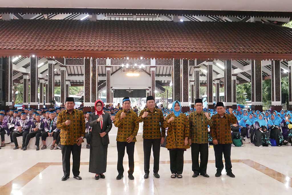 Ia juga mengingatkan para CJH untuk selalu menjaga kesehatan baik jasmani maupun rohani saat menjalankan ibadah di tanah suci. Pasalnya cuaca di tanah suci ekstrem tidak seperti cuaca di tanah air.