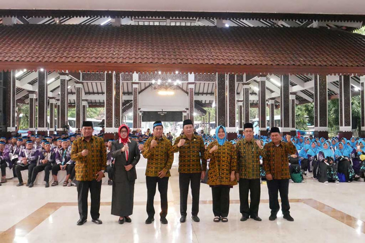 Ia juga mengingatkan para CJH untuk selalu menjaga kesehatan baik jasmani maupun rohani saat menjalankan ibadah di tanah suci. Pasalnya cuaca di tanah suci ekstrem tidak seperti cuaca di tanah air.