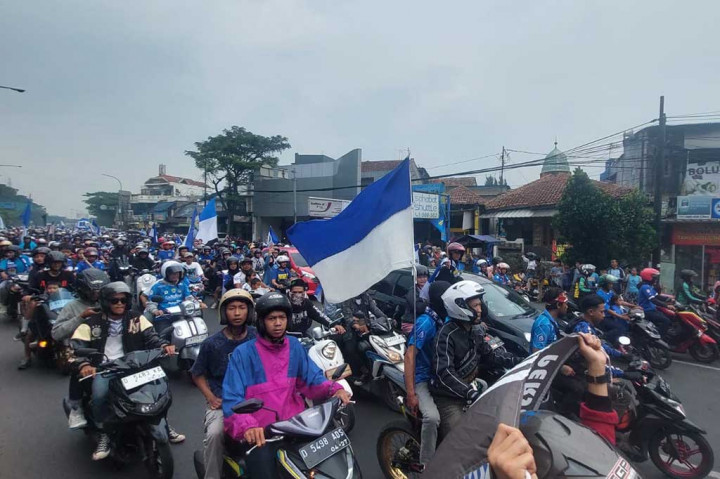 Tak hanya selepas gerbang Tol Pasteur kemacetan juga terjadi di sejumlah ruas jalan dipusat kota, terlebih banyaknya Bobotoh yang turun ke jalanan.