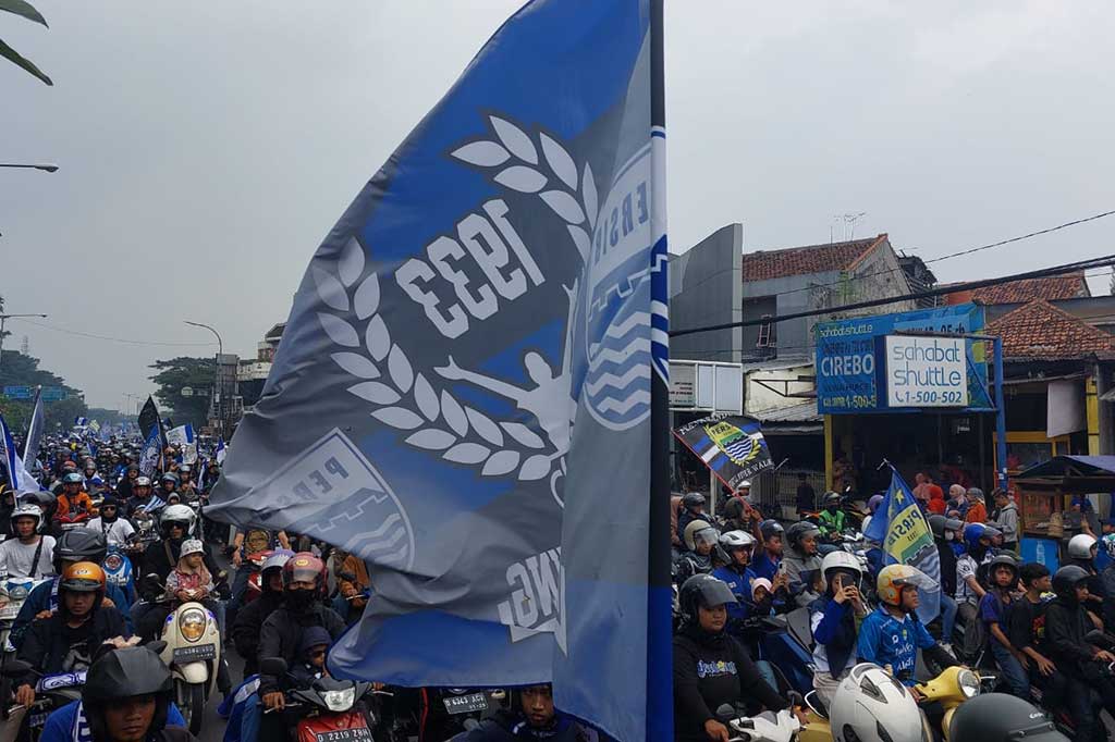 Bahkan ribuan Bobotoh hampir menutupi seluruh ruas jalan. Akibatnya arus lalu lintas kendaraan yang akan keluar dari gerbang Tol Pasteur mengalami kemacetan panjang.
