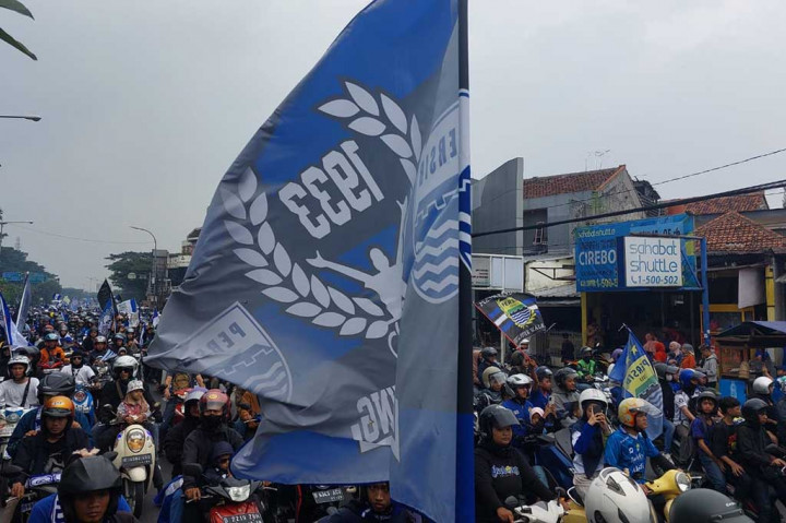 Bahkan ribuan Bobotoh hampir menutupi seluruh ruas jalan. Akibatnya arus lalu lintas kendaraan yang akan keluar dari gerbang Tol Pasteur mengalami kemacetan panjang.