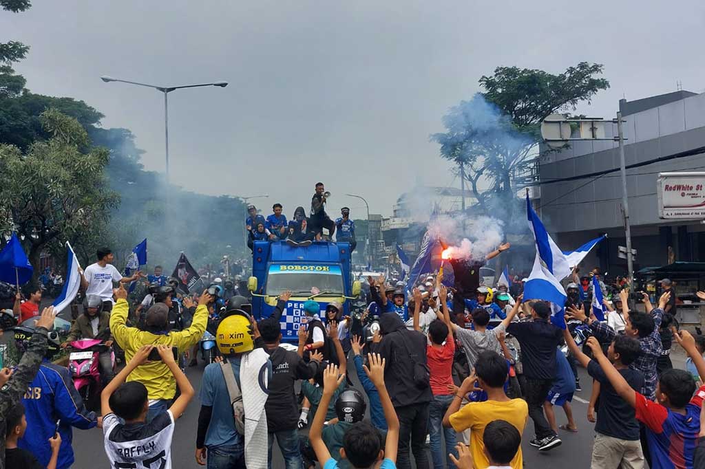 Jelang konvoi dan arak-arakan penyambutan para pemain Persib Bandung usai menjadi juara satu Liga 1 Indonesia ribuan Bobotoh tumpah ruah ke jalanan, menunggu tim kesayangan mereka tiba di Bandung. Akibatnya arus lalu lintas di gerbang Tol Pasteur maupun jalanan di Bandung mengalami kemacetan panjang.