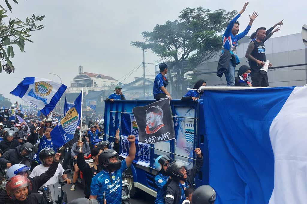 Seperti yang terlihat di sepanjang Jalan Ir Djunjunan selepas gerbang Tol Pasteur ribuan Bobotoh memadati jalur yang merupakan jalur lintasan iring-iringan para pemain Persib Bandung yang diperkirakan tiba pukul 15:00 WIB.
