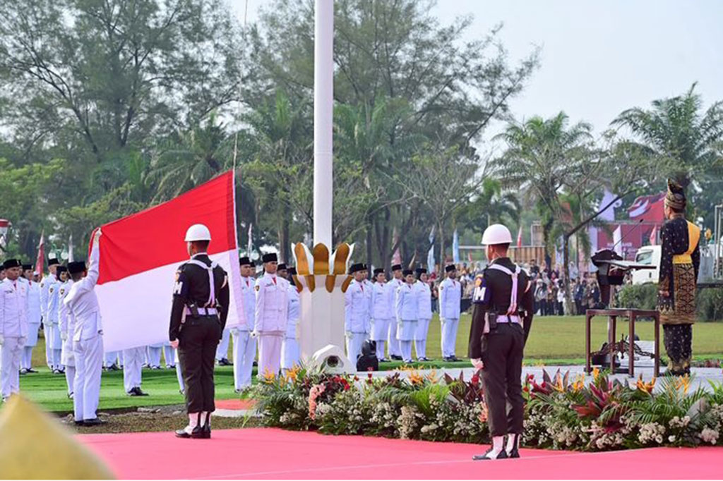 Sementara itu, Menteri Agraria dan Tata Ruang/Kepala Badan Pertanahan Nasional Agus Harimurti Yudhoyono memilih pakaian adat Melayu Riau berwarna biru dengan motif warna emas.