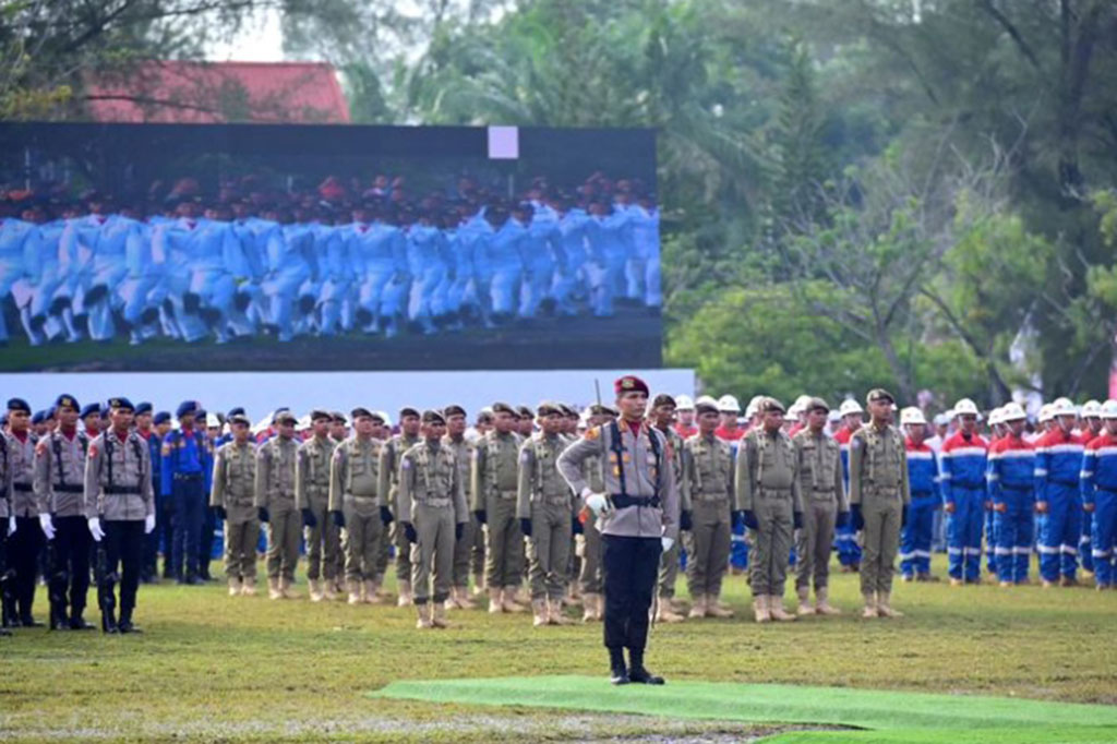 Sementara itu, Menteri Pekerjaan Umum dan Perumahan Rakyat Basuki Hadimuljono mengenakan baju adat Kalimantan, yang mengingatkan sederhana dalam tampilan namun kaya makna.