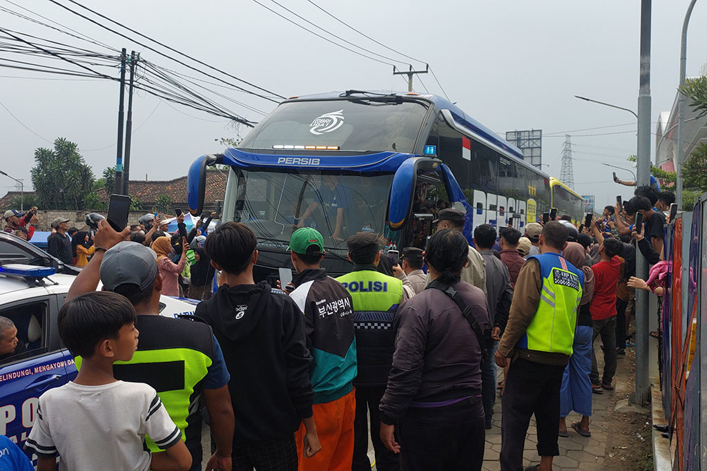 Puluhan ribu Bobotoh, Sabtu, melakukan konvoi menyambut kedatangan tim Persib Bandung yang menjuarai Liga 1 Indonesia 2023/2024.