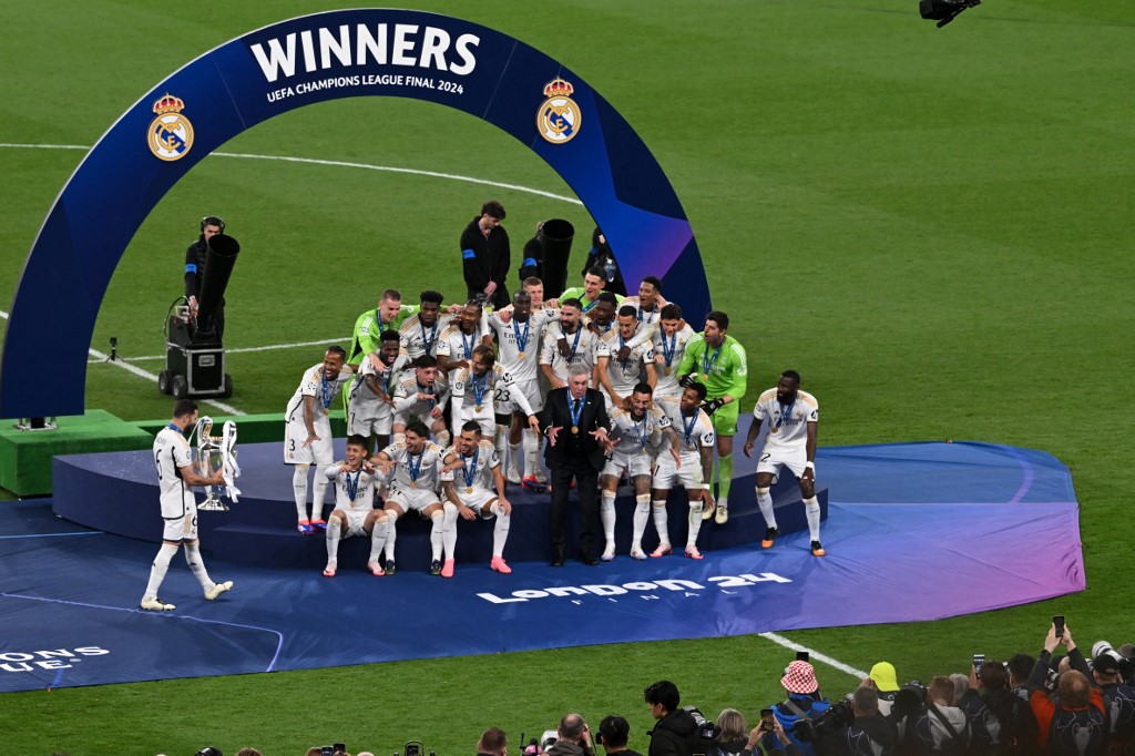 Real Madrid keluar sebagai juara Liga Champions 2023/2024 setelah menundukkan Borussia Dortmund dengan skor 2-0 pada fase final di Stadion Wembley, London, Inggris, Minggu 2 Juni 2024 dini hari WIB. Masing-masing gol Madrid saat itu dicetak oleh Dani Carvajal dan Vinicius Junior.