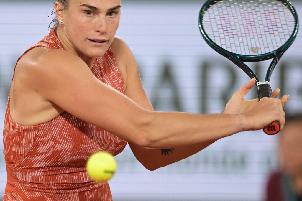 Aryna Sabalenka mengatasi awal yang lamban dengan mengalahkan teman dekatnya Paula Badosa 7-5, 6-1 untuk mengambil tempat di babak 16 besar French Open, Sabtu, 1 Juni 2024 waktu setempat.