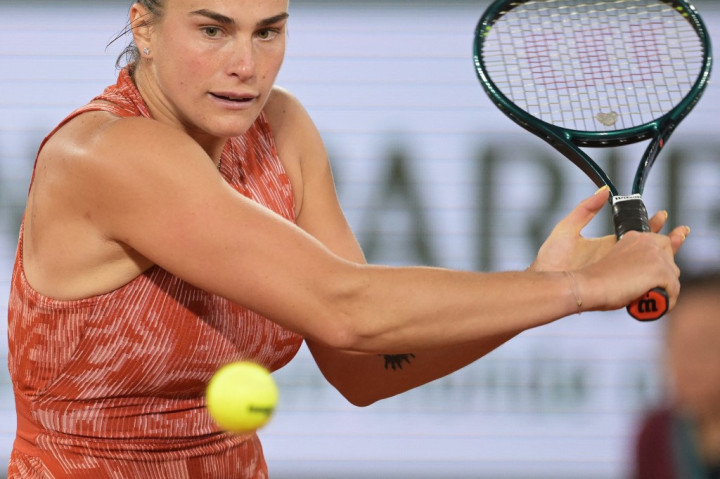 Aryna Sabalenka mengatasi awal yang lamban dengan mengalahkan teman dekatnya Paula Badosa 7-5, 6-1 untuk mengambil tempat di babak 16 besar French Open, Sabtu, 1 Juni 2024 waktu setempat.