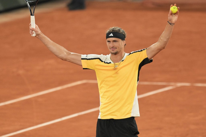Alexander Zverev terancam kalah namun mendapatkan momentum bangkit untuk mencapai babak keempat French Open untuk tahun ketujuh berturut-turut.