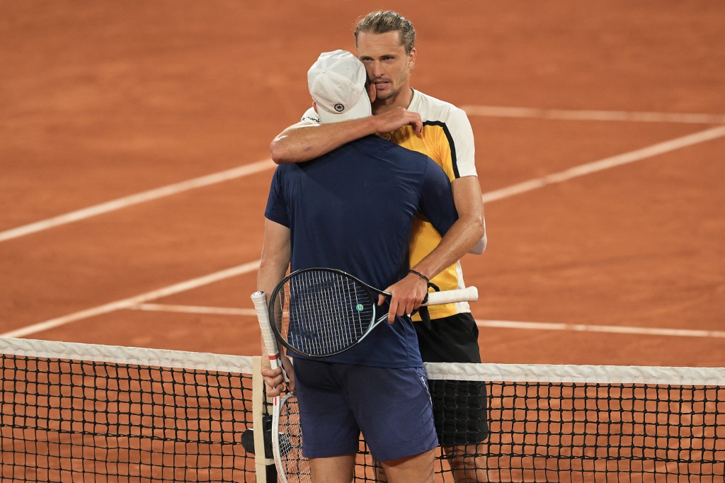 Dalam pertandingan babak ketiga yang menegangkan di lapangan Philippe-Chatrier, Minggu, 2 Juni 2024, unggulan keempat itu bangkit dari ketertinggalan tiga set pada set kelima untuk mengalahkan petenis tangguh asal Belanda Tallon Griekspoor 3-6, 6-4, 6-2, 3- 6, 7-6(10-3).