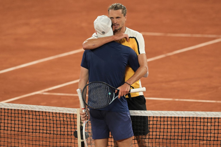 Dalam pertandingan babak ketiga yang menegangkan di lapangan Philippe-Chatrier, Minggu, 2 Juni 2024, unggulan keempat itu bangkit dari ketertinggalan tiga set pada set kelima untuk mengalahkan petenis tangguh asal Belanda Tallon Griekspoor 3-6, 6-4, 6-2, 3- 6, 7-6(10-3).