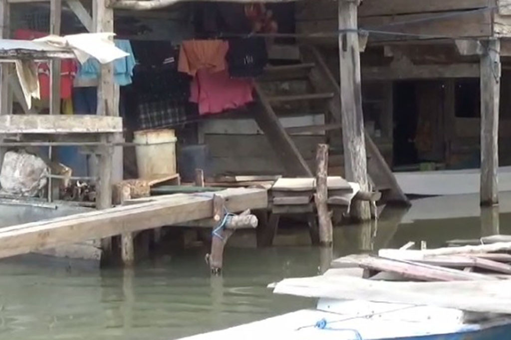 Untuk mendapatkan air bersih, warga harus menggunakan perahu kecil mengangkut air dari sumur bor yang belum terkontaminasi dengan banjir.