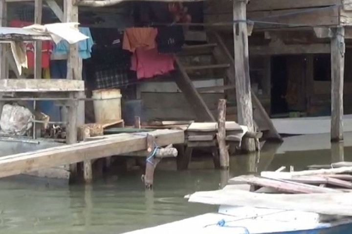 Untuk mendapatkan air bersih, warga harus menggunakan perahu kecil mengangkut air dari sumur bor yang belum terkontaminasi dengan banjir.