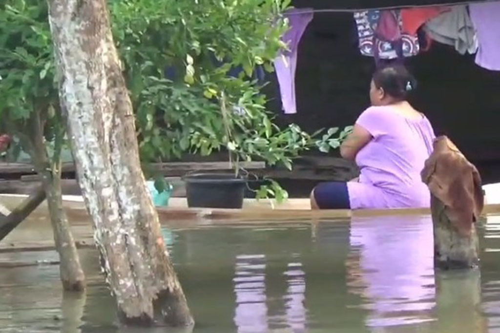 Ribuan warga di dua kecamatan tersebut masih terisolir dan mulai mengalami krisis air bersih. Sumur yang merupakan sumber mata air warga juga ikut terendam banjir sejak beberapa bulan terakhir sehingga kotor.