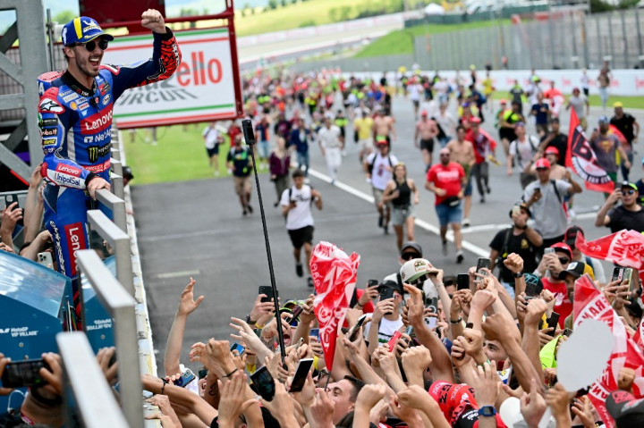 Selain itu, ini juga merupakan kemenangan ketiga Bagnaia di Mugello sejak ia meraihnya pada tahun 2022 dan 2023.