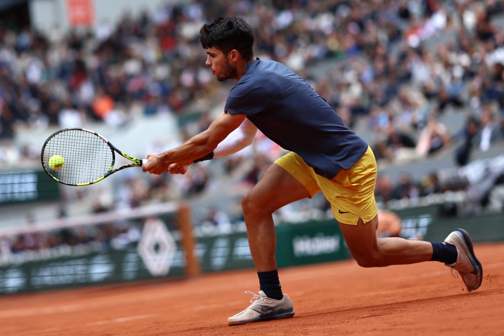 Carlos Alcaraz menampilkan penampilan terbaiknya untuk mempersiapkan pertandingan ulang perempat final melawan Stefanos Tsitsipas di French Open.