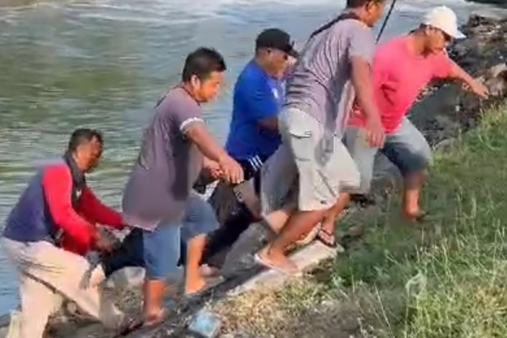 Sejumlah warga dikejutkan dengan penemuan jenazah yang nyangkut jaring pemancing ikan di sungai Desa Penambangan, Kecamatan Balongbendo, Kabupaten Sidoarjo. Polisi langsung melakukan penyelidikan penyebab korban tenggelam di sungai.