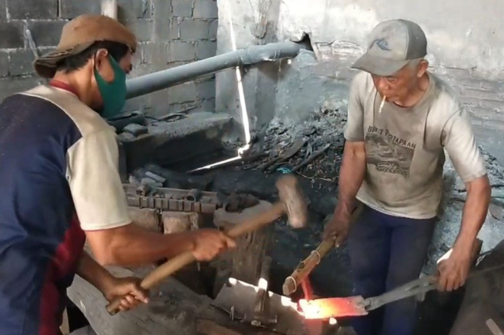 Jelang perayaan hari raya kurban, perajin pande besi tradisional di kabupaten blitar jawa timur. kebanjiran pesanan. mayoritas pesanan, berupa pisau sembelih dan alat menguliti hewan kurban.