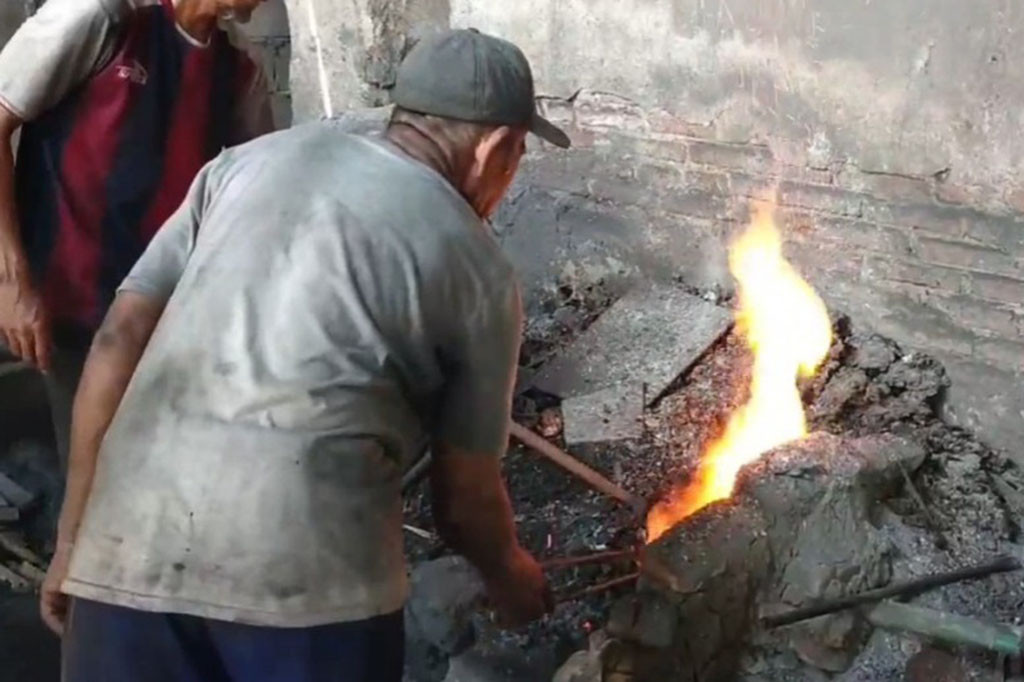 Dalam proses pengerjaanya. Sejumlah per baja dipanaskan lalu kemudian ditempa dan dibentuk sesuai barang pesanan. jelang idul adha kali ini, pesanan sudah meningkat mencapai puluhan orderan.