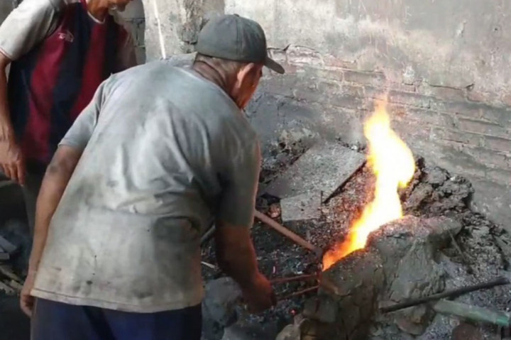 Dalam proses pengerjaanya. Sejumlah per baja dipanaskan lalu kemudian ditempa dan dibentuk sesuai barang pesanan. jelang idul adha kali ini, pesanan sudah meningkat mencapai puluhan orderan.