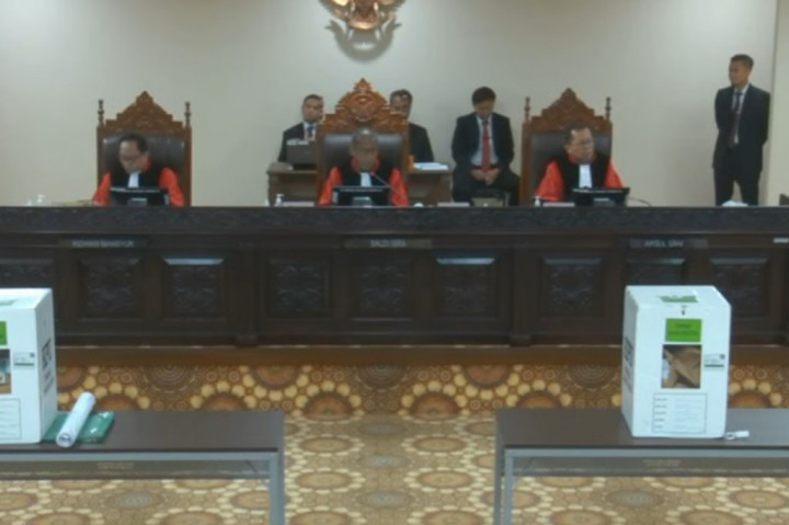 Mahkamah Konstitusi (MK) menyelesaikan rangkaian sidang perselisihan hasil pemilihan umum (PHPU) pemilihan legislatif (pileg) Maluku Tengah. Majelis hakim akan membawa seluruh data dan bukti dalam rapat permusyawaratan hakim.