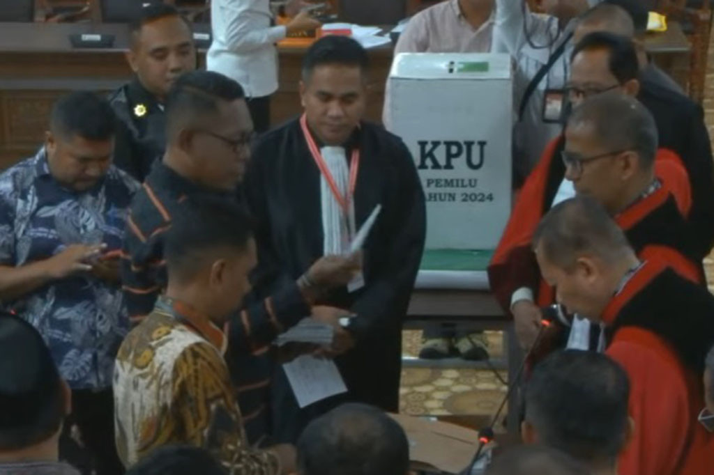 Agenda sidang dengan nomor perkara 256-01-04-31/PHPU.DPR-DPRD-XXII/2024 itu ialah pembuktian lanjutan. Sidang yang dimohonkan Partai Golkar itu bertujuan membuka kotak suara tempat pemungutan suara (TPS) 10 Desa Wakasihu dan TPS 12 Desa Hitu Lama.