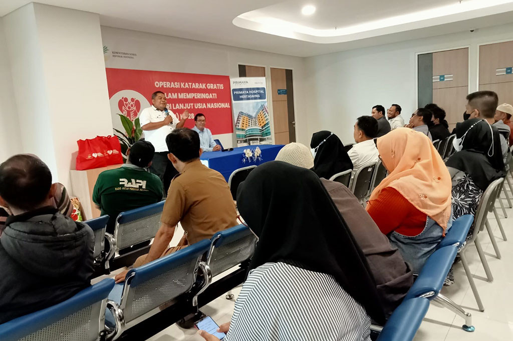 Bahkan disebutkan, 64 persen penderita katarak itu berusia di atas 50 tahun, dan akhirnya menyebabkan kebutaan. Dan tiga orang yang menderita katarak, basanya langusng mengalamikebutaan.
