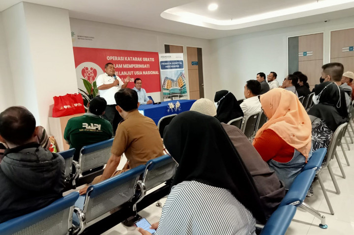 Bahkan disebutkan, 64 persen penderita katarak itu berusia di atas 50 tahun, dan akhirnya menyebabkan kebutaan. Dan tiga orang yang menderita katarak, basanya langusng mengalamikebutaan.