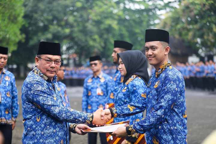1.351 Pegawai Pemerintah dengan Perjanjian Kerja (PPPK) Formasi tahun 2023 dilantik dan diambil sumpah oleh PJ Bupati Purwakarta, Benni Irwan, di Taman Pasanggrahan Padjajaran atau Alun-alun Purwakarta, Senin, 3 Juni 2024.
