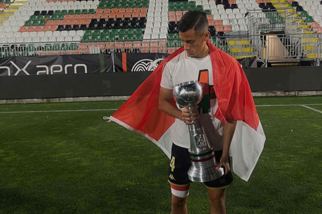Jay Idzes membuat sejarah dengan menjadi pemain Indonesia pertama yang merumput di Serie A.