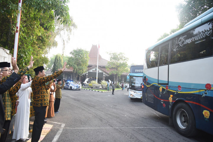 Dia juga mengingatkan jamaah haji untuk menyiapkan segalanya, bukan hanya ibadah rohani, namun juga ibadah fisik. Maka selain niatnya ditata, kesehatan CJH juga harus dijaga dengan obat-obatan dan vitamin yang disediakan.