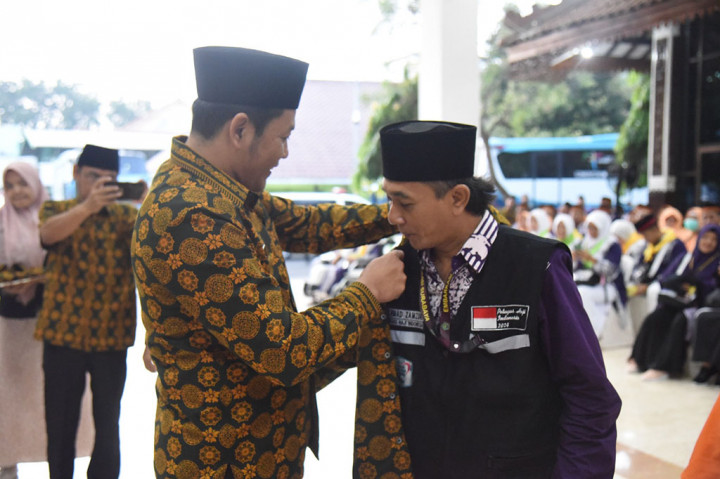 Plt Bupati Sidoarjo Subandi melepas keberangkatan 732 calon jemaah haji (CJH) asal Sidoarjo ke tanah suci Mekah. Mereka masuk dalam kloter 83 dan 84 diberangkatkan dari pendopo Delta Wibawa ke Asrama Haji Sukolilo Surabaya, Senin, 3 Juni 2024.