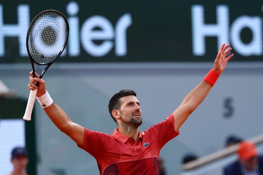 Novak Djokovic memastikan maju ke perempat final French Open ke-15 berturut-turut dengan kemenangan comeback atas petenis Argentina Francisco Cerundolo pada babak keempat, Senin, 3 Juni 2024 waktu setempat.