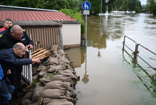Kanselir Jerman Olaf Scholz, yang mengunjungi daerah yang terkena dampak mengatakan, banjir tersebut merupakan pengingat akan tantangan lingkungan yang kritis. “Kita tidak bisa mengabaikan tugas menghentikan perubahan iklim yang disebabkan oleh manusia,” katanya.