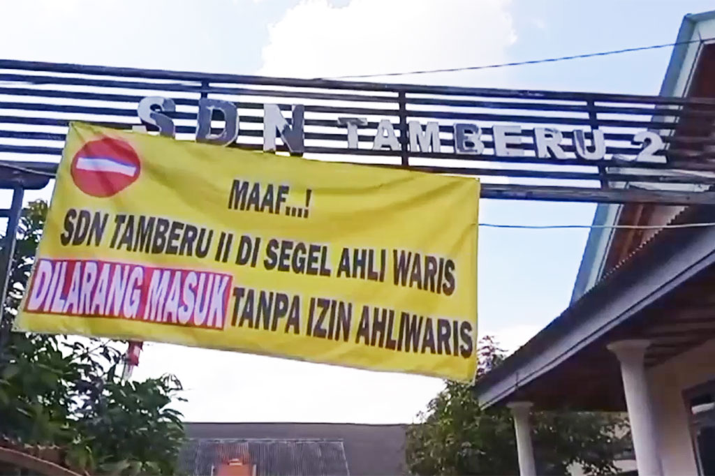 Sebuah gedung sekolah dasar di Kabupaten Pamekasan, Madura, Jawa Timur mendadak disegel oleh sejumlah warga yang mengaku sebagai pemilik lahan. Ratusan siswa dan buru tidak bisa berbuat banyak dan terancam terlantar.