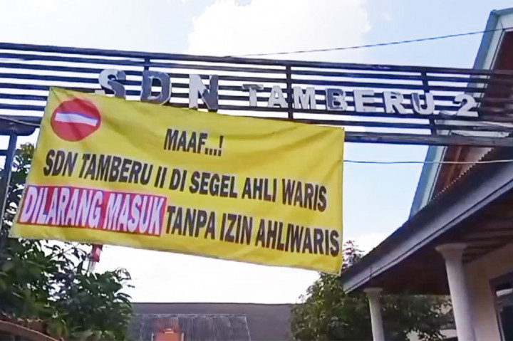 Sebuah gedung sekolah dasar di Kabupaten Pamekasan, Madura, Jawa Timur mendadak disegel oleh sejumlah warga yang mengaku sebagai pemilik lahan. Ratusan siswa dan buru tidak bisa berbuat banyak dan terancam terlantar.