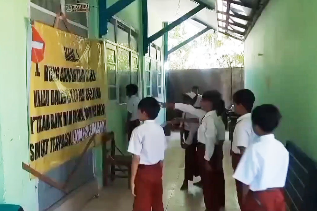 Penyegelan tersebut dilakukan oleh ahli waris pemilik lahan, karena tidak ada kejelasan status tanah yang ditempati oleh SD tersebut. Mereka mengklaim jika tanah tersebut milik orang tuanya.