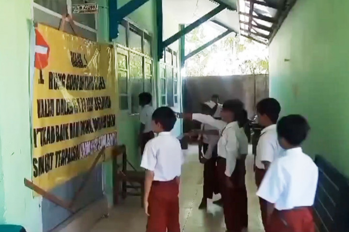 Penyegelan tersebut dilakukan oleh ahli waris pemilik lahan, karena tidak ada kejelasan status tanah yang ditempati oleh SD tersebut. Mereka mengklaim jika tanah tersebut milik orang tuanya.