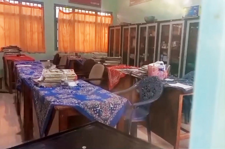 Dijelaskan bahwa sekolah tersebut didirikan pada 1957 dengan perjanjian akan memberikan kompensasi kepada ahli waris. Namun sampai saat ini ahli waris mengaku tidak pernah menerima kompensasi dari pemerintah.