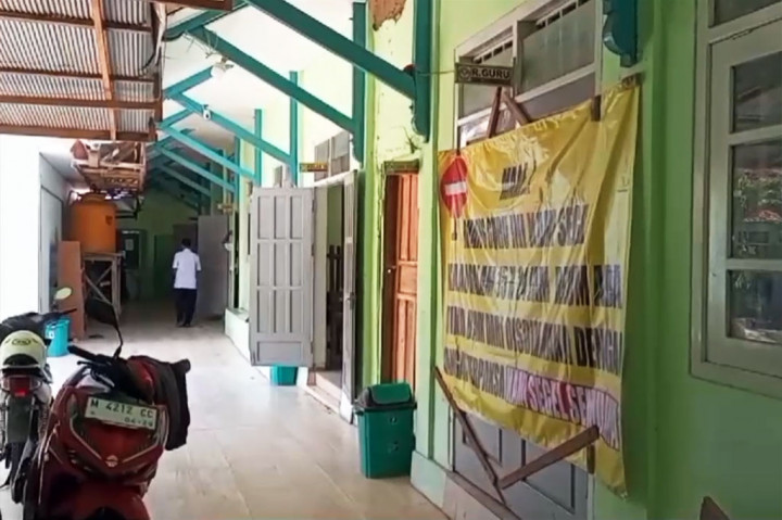 Diketahui jumlah siswa SDN Tamberu 2 sebanyak 128. Sementara ini pihak ahli waris hanya menyegel ruang guru dan memberikan waktu selama 15 hari agar pihak Pemerintah Daerah Pamekasan bisa menyelesaikan status tanah tersebut. 